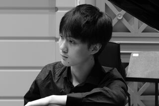 Pianist Yinzhi Yuan in black and white