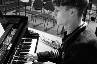 Pianist Nick Manz at the piano