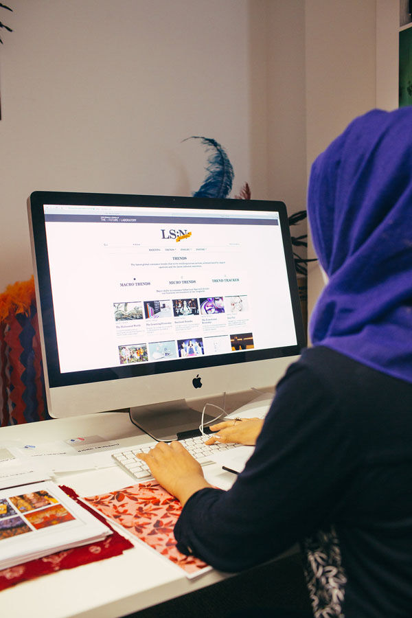 Student using LSN, a leading trend forecasting and consumer behaviour platform for the fashion and creative industries. 