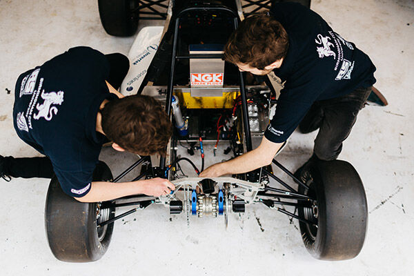 ���ϳԹ��� engineering students working on car birds eye view