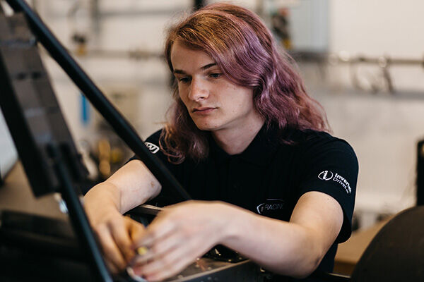 ���ϳԹ��� student working on car