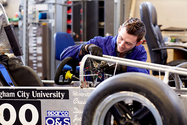 ���ϳԹ��� student working on car