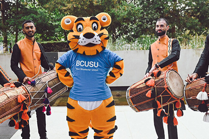 SU mascot and officer