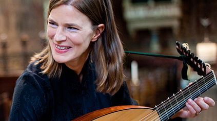 Elizabeth Pallett playing the lute