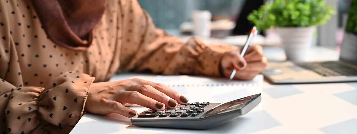 Islamic Finance Article 1200x450 - Woman with a calculator