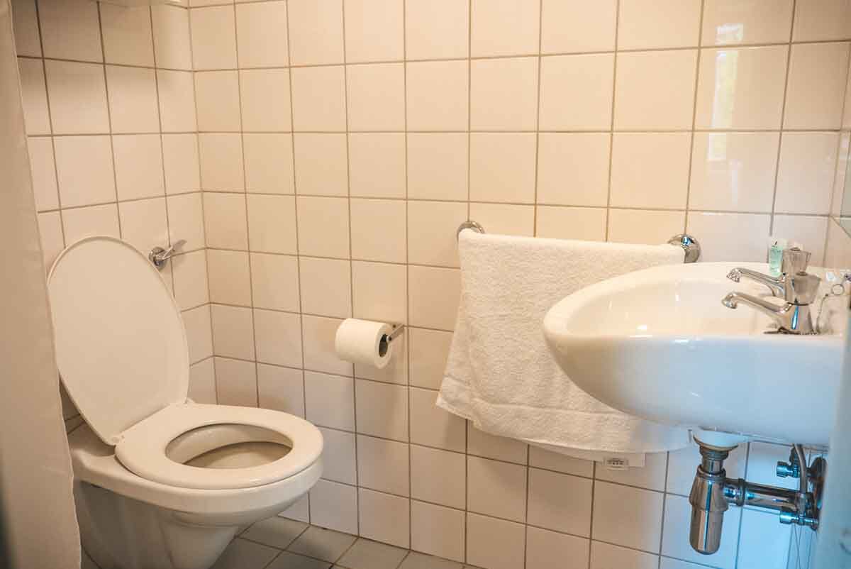 Lakeside student accommodation en-suite bathroom