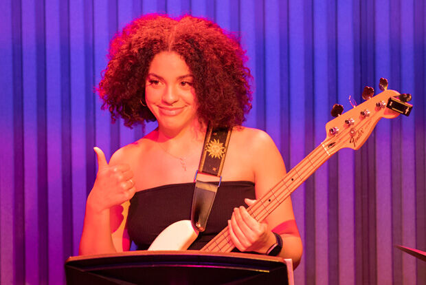 Bass player, thumbs up