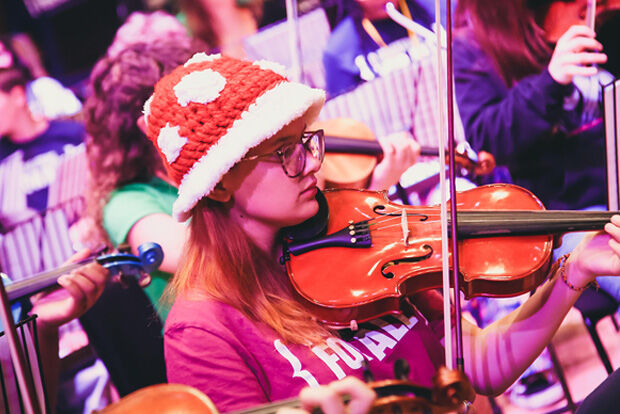 Violinist in colourful hat