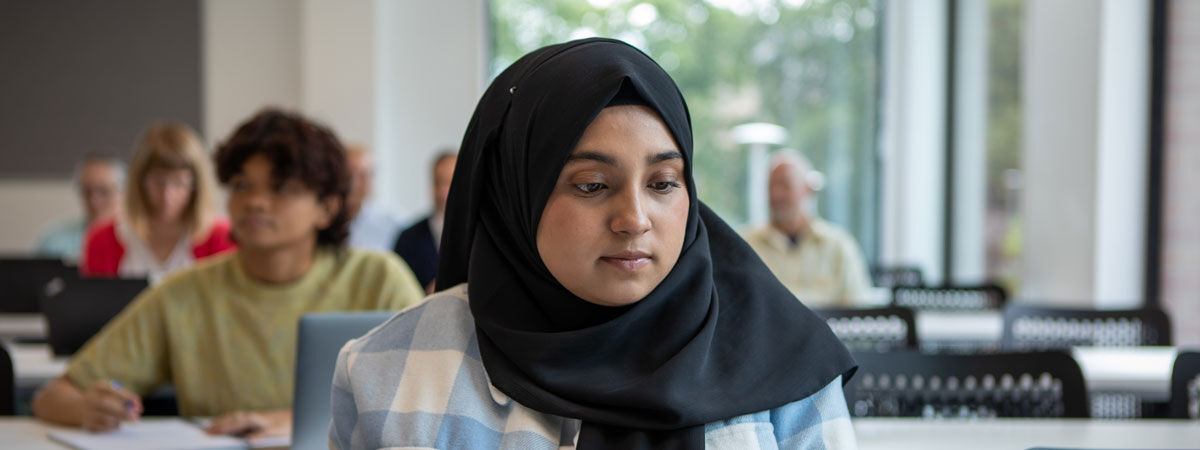 Student studying in the library using the Pomodoro technique