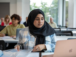 Student studying in the library using the Pomodoro technique