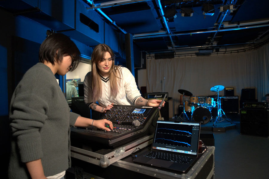 Students on computer working on sound engineering