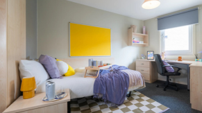 A bed and desk in a bedroom